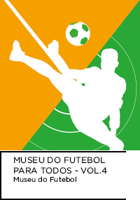Ilustração digital. Silhueta de um jogador de futebol chutando uma bola, sobre fundo metade em laranja e outra metade em verde. Abaixo “MUSEU DO FUTEBOL PARA TODOS VOL.4 , Museu do Futebol”.