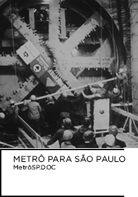 Fotografia preto e branco. Trabalhadores construindo polia. Abaixo “METRÔ PARA SÃO PAULO METROSP.DOC”.