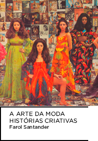 Fotografia. Mulheres com roupas estampadas em fundo com cartazes coloridos. Abaixo “A ARTE DA MODA HISTÓRIAS CRIATIVAS Farol Santander”.