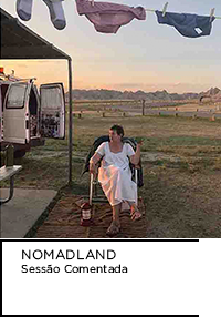 Cena de filme “Nomadland”. Mulher sentada em cadeira ao centro em um campo. Abaixo, “NOMADLAND Sessão Comentada”.