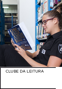 Fotografia. Mulher branca lendo livro. Abaixo, “CLUBE DA LEITURA”.