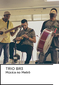 Fotografia. Homens tocando instrumentos musicais. Abaixo, “TRIO BR3 Música no Metrô”.