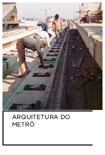 Fotografia. Construtores civis trabalham na construção de uma das linhas do Metrô. Abaixo “ARQUITETURA DO METRÔ”