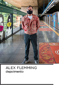 Fotografia. Alex Flemming na plataforma do Metrô, ao lado de sua obra Estação Sumaré. Abaixo “ALEX FLEMMING depoimento”