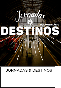 Capa do documentário Jornadas & Destinos, mostra a plataforma central da estação da Luz, escrito sobre a imagem “JORNADAS & DESTINOS, DOCUMENTÁRIO” em letras brancas. Abaixo, JORNADAS & DESTINOS