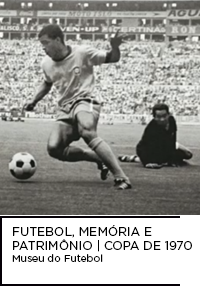 Fotografia em preto e branco. Jairzinho driblando o goleiro na copa de 70. Abaixo “MUSEU DO FUTEBOL futebol, memória e patrimônio - Copa de 1970”.