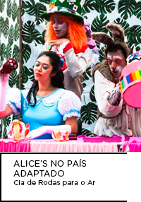 Fotografia. Cena espetáculo Alice no país adaptado. Abaixo: “ALICE’S NO PAÍS ADAPTADO”