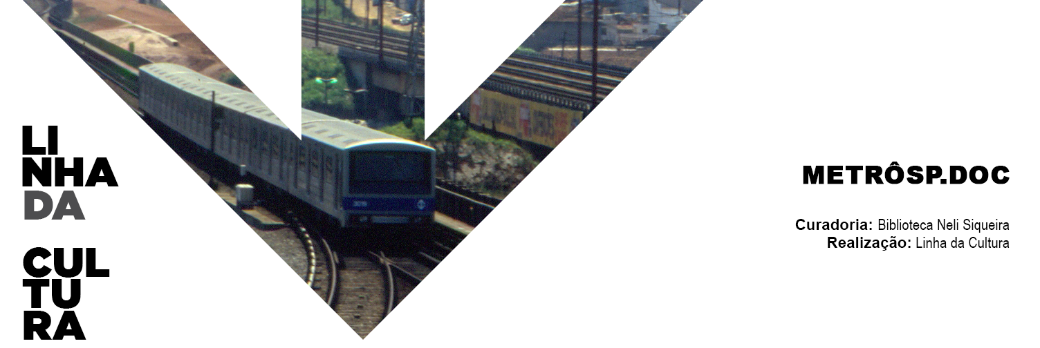 Sobre fundo branco, dispostas na vertical no canto inferior esquerdo “LINHA DA CULTURA” em letras garrafais na cor preta exceto a palavra “DA” em cinza. Ao lado, uma grande seta apontada para baixo, parte do logotipo do Metrô, preenchida por imagem do trem do metrô no pátio Jabaquara, década de 90. À direita da imagem “O METRÔ DE SÃO PAULO DE JEAN MAZON”. Abaixo, “METRÔSP.DOC - Acervo do Metrô; Curadoria: Biblioteca Neli Siqueira; Realização: Linha da Cultura”.