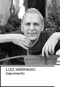 Fotografia em preto e branco de Luiz Hermano. Abaixo “LUIZ HERMANO, depoimento”.