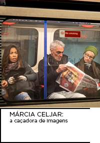 Fotografia. Pessoas no interior do transporte metropolitano através da janela.