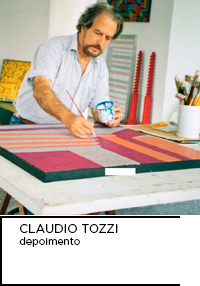 Fotografia. Claudio Tozzi trabalha com o pincel em uma peça sobre uma mesa. Abaixo “CLAUDIO TOZZI, depoimento”.