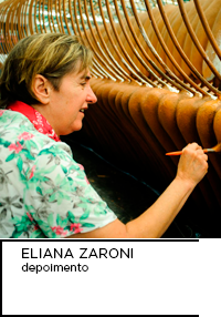 Fotografia. Eliana Zaroni trabalha com o pincel na escultura Solaris que atualmente se encontra na Estação Pedro II. Abaixo “ELIANA ZARONI, depoimento”.