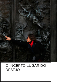 Imagem de uma cena do documentário O INCERTO LUGAR DO DESEJO, a qual mostra a personagem Ana Thereza em frente a obra Porta do Inferno no Museu Rodin em Paris. Abaixo “O INCERTO LUGAR DO DESEJO”. 