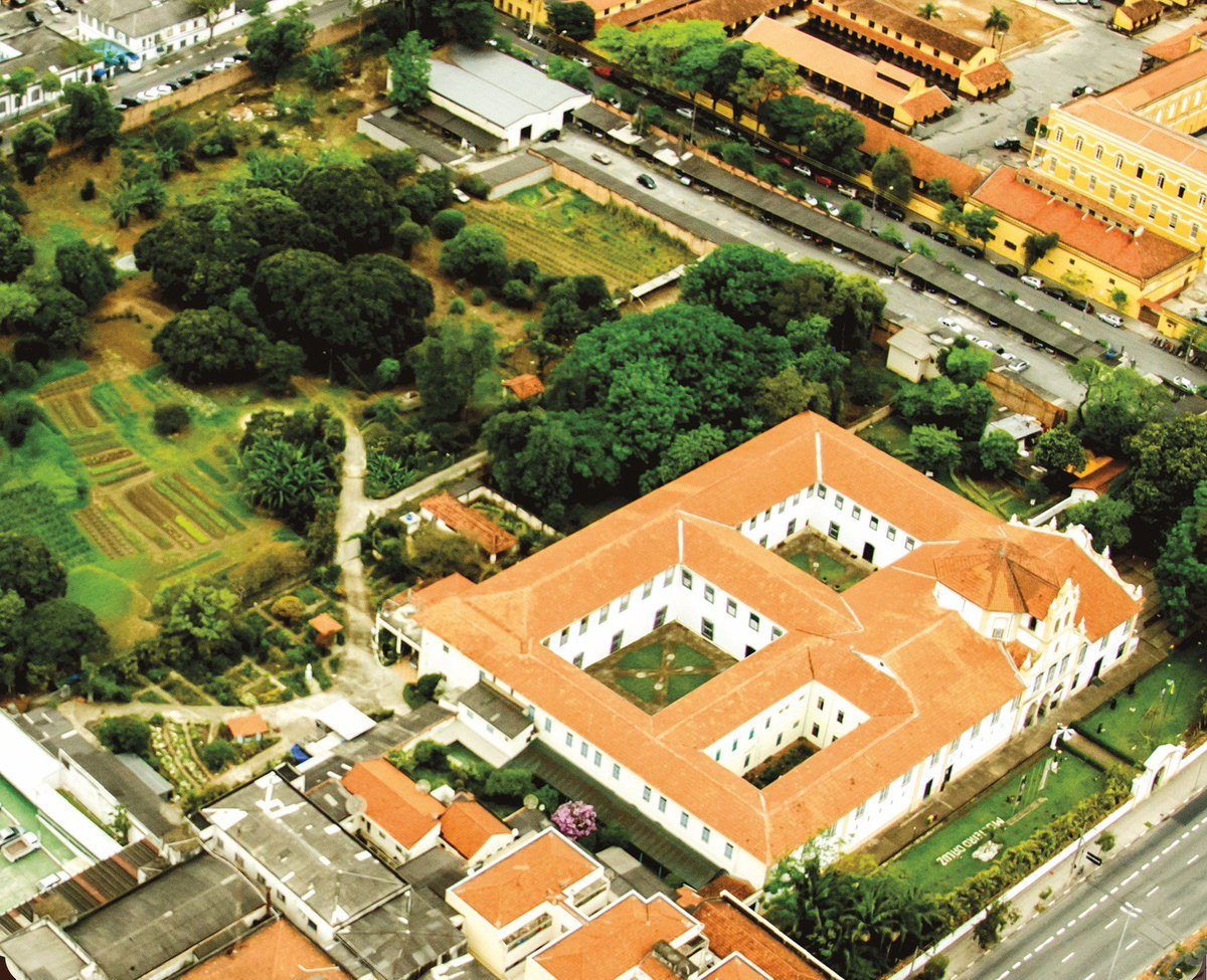 Imagem com a vista aérea da Chácara Conventual onde está localizado o Museu de Arte Sacra de São Paulo