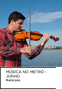 Músico Filipe Dost tocando violino com rio ao fundo e céu aberto. “MÚSICA NO METRÔ - JUNHO #emcasa”
