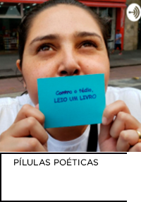 Close no rosto de Aline Barbosa Petelin segurando um post-it azul escrito “Contra o tédio, LEIO UM LIVRO”. Abaixo, “PÍLULAS POÉTICAS”.