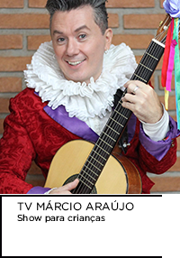 Homem com figurino de corte e gola rufo segura um violão. Abaixo, “TV MÁRCIO ARAÚJO Show para crianças”.