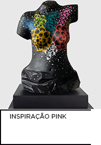 Fotografia. Obra de busto preto com flores coloridas. Abaixo “INSPIRAÇÃO PINK”.