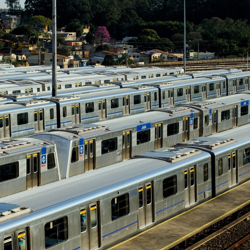 Conjunto de carros do metrô no pátio da estação Itaquera.