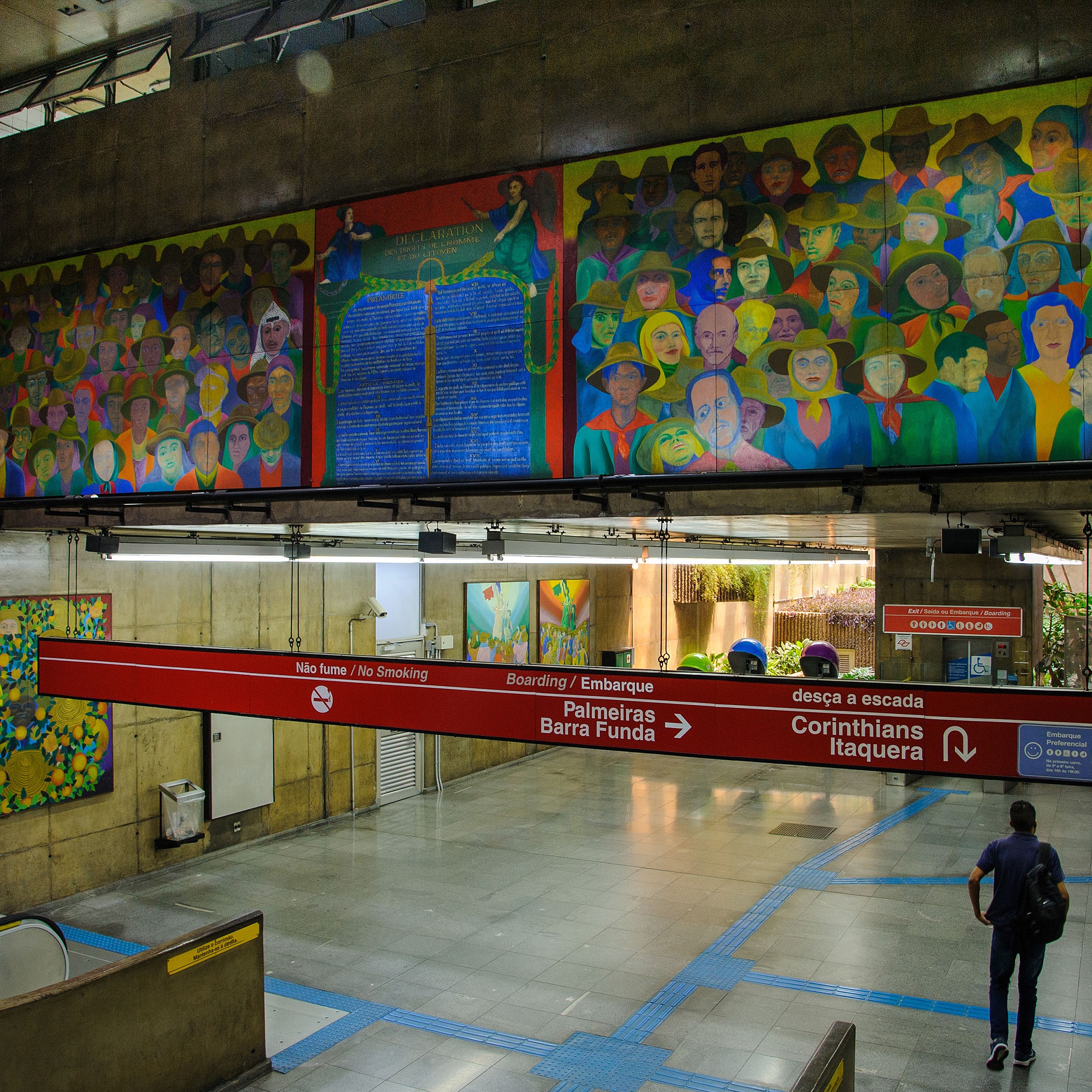   Interior da estação Marechal Deodoro com painéis de Gontran Guanaes Netto ao fundo.